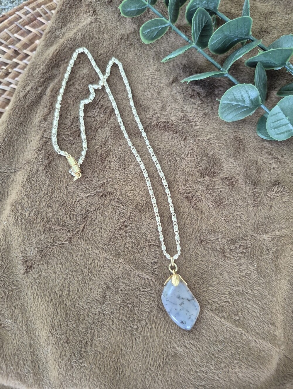 Vintage Gold Tone Chain Necklace with Dendritic Agate Pendant - White/Gray